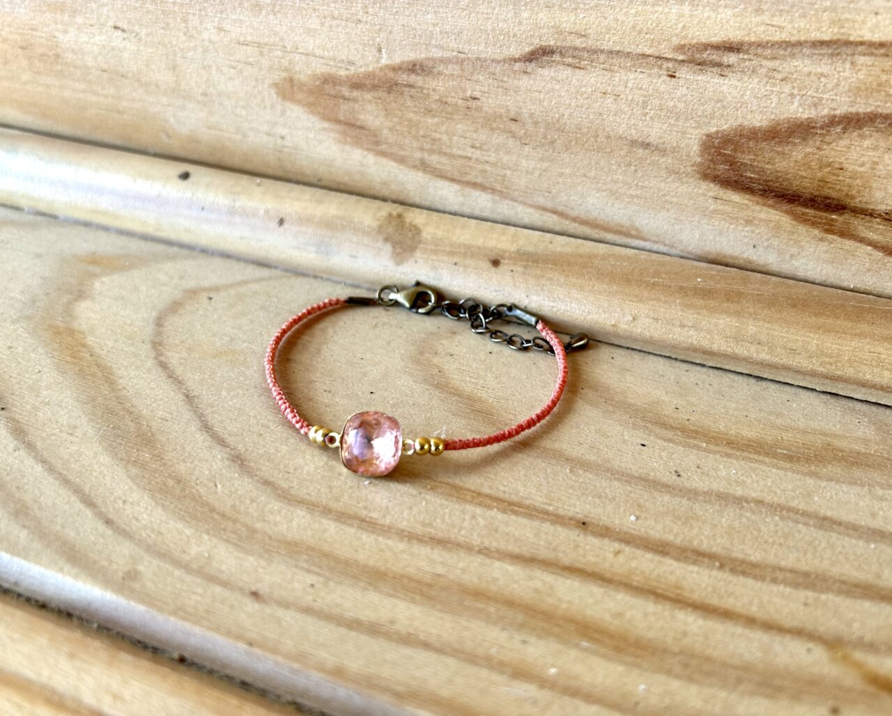 bracelet fin macramé corail, bracelet cristal corail, bracelet ethnique, bracelet macramé etsy, bracelet fin Swarovski, bijoux cristaux Swaroski, bijoux swaroski toulouse,