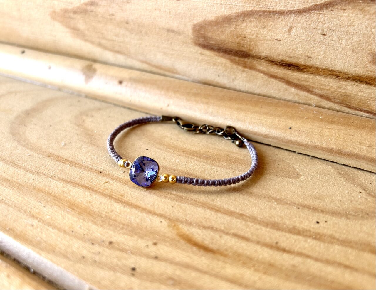 bracelet fin macramé violet, bracelet cristal violet, bracelet ethnique, bracelet macramé etsy, bracelet fin Swarovski,bijoux cristaux Swaroski, bijoux swaroski toulouse,