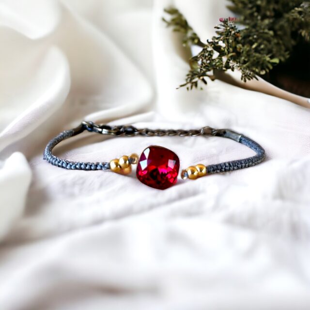 bracelet fin macramé noir, bracelet cristal rouge, bracelet ethnique, bracelet macramé etsy, bracelet fin Swarovski