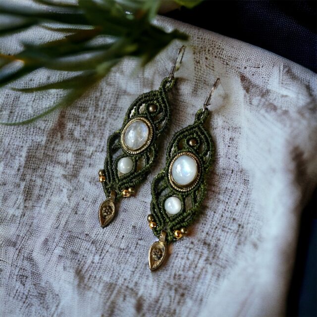 boucles d'oreille ethnique, boucles d'oreille macramé, boucles d'oreilles macramé bohème, boucles d'oreilles macramé tendance, boucles d'oreille pierre de lune, boucles d'oreilles inca, boucles d'oreilles macramé etsy, boucles d'oreilles vert et or
