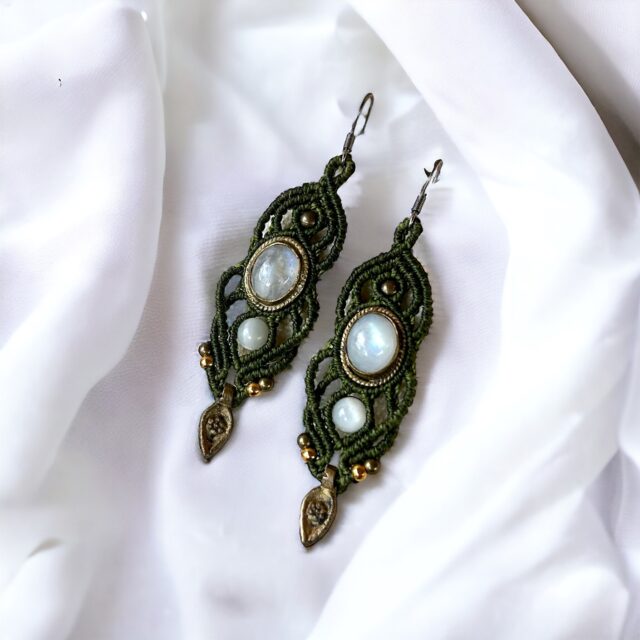 boucles d'oreille ethnique, boucles d'oreille macramé, boucles d'oreilles macramé bohème, boucles d'oreilles macramé tendance, boucles d'oreille pierre de lune, boucles d'oreilles inca, boucles d'oreilles macramé etsy, boucles d'oreilles vert et or