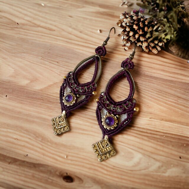 boucles d'oreille ethnique, boucles d'oreille macramé, boucles d'oreilles macramé bohème, boucles d'oreilles macramé tendance, boucles d'oreille améthyste, boucles d'oreilles inca, boucles d'oreilles macramé etsy, boucles d'oreilles prune et or