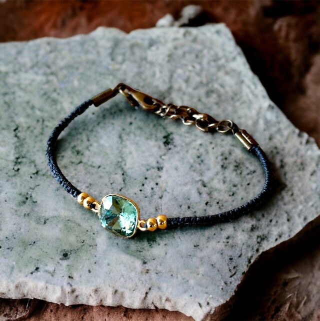 bracelet fin macramé noir, bracelet cristal vert, bracelet ethnique, bracelet macramé etsy, bracelet fin Swarovski