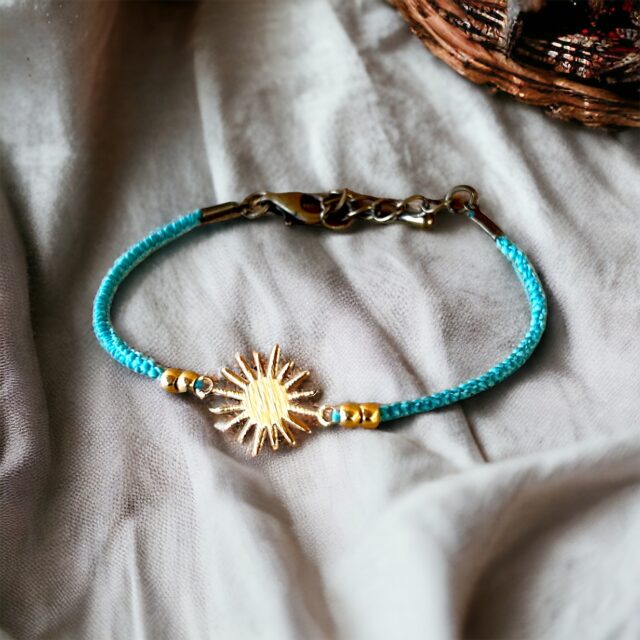 bracelet fin macramé bleu turquoise, bracelet soleil doré, bracelet tendance acier inoxydable, bracelet macramé etsy, bracelet fin inoxydable fait main