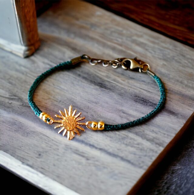 bracelet fin macramé vert émeraude, bracelet soleil doré, bracelet tendance acier inoxydable, bracelet macramé etsy, bracelet fin inoxydable fait main
