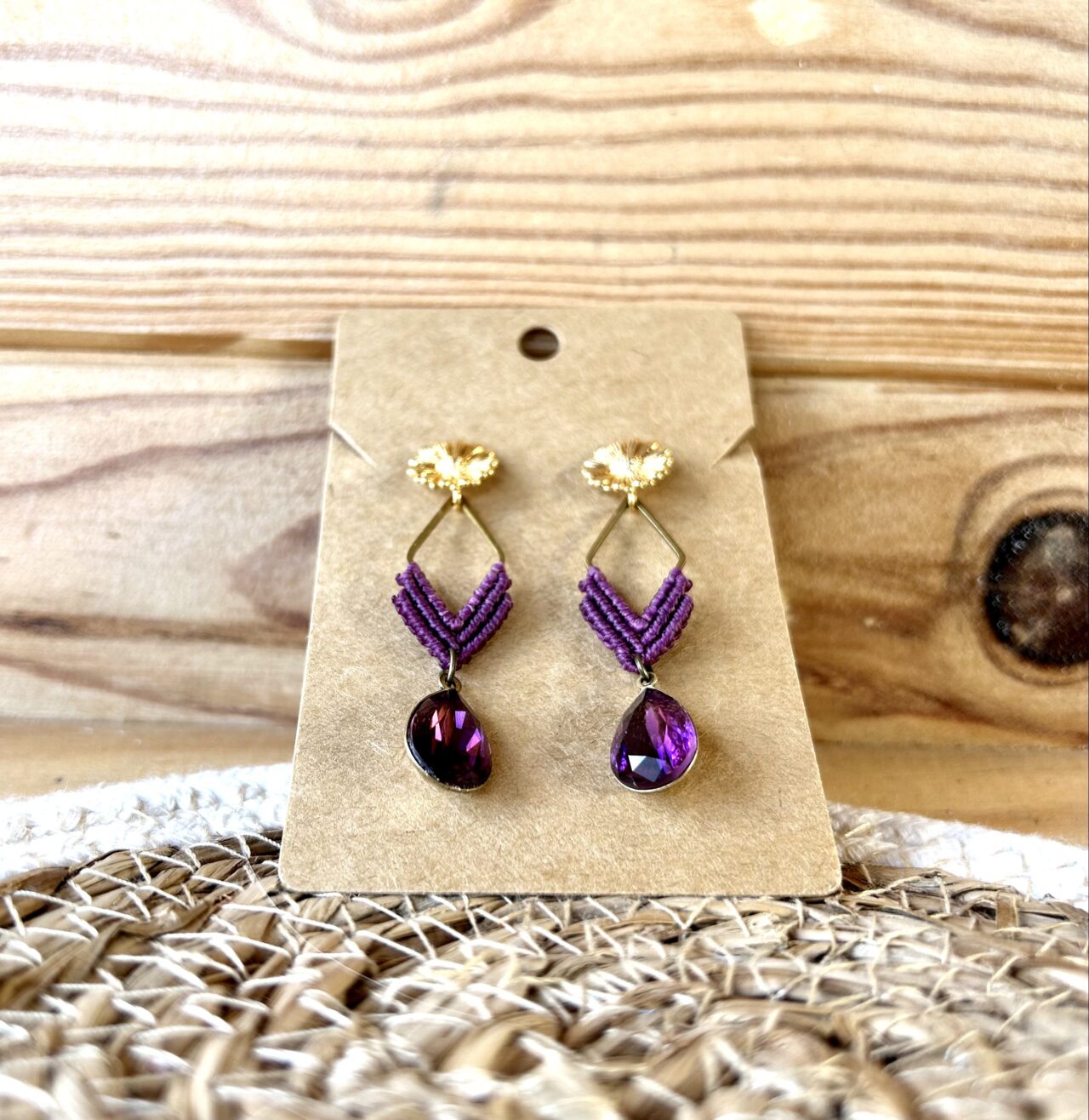 boucles d'oreilles macramé Toulouse, boucles d'oreille macramé violine et or, boucles d'oreilles cristal Swaroski, boucles d'oreilles ethnique, tendance, fait main