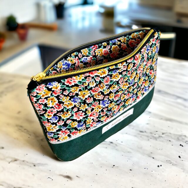 trousse fleurie colorée, pochette fleurie, pochette etsy, trousse etsy fleurie, pochette bleu, trousse fleurie etsy, trousse créateur, pochette créateur, trousse fait en france, pochette liberty